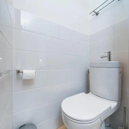 Greenline - By Upstairs Apartment *